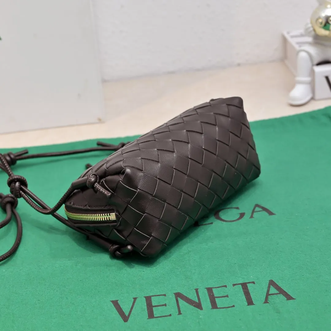 Batch 1260 #Bv The new Concert pouch is the most beautiful and practical mini bag I have ever seen 🎈 The bag body adopts the classic lntrecciato weaving process✅ It is equipped with a leather double-headed zipper, the opening is wide, easy to take and put, the shoulder strap knot can be slid to adjust the length freely, that is, 🉑️crossbody/underarm, and can be used as a clutch bag. Small body, large capacity, so practical! The key is that it is extremely versatile! Come and buy this small, exquisite, beautiful and versatile bag 👍 Model: 4258 Size: 18.5*11.5*8.5